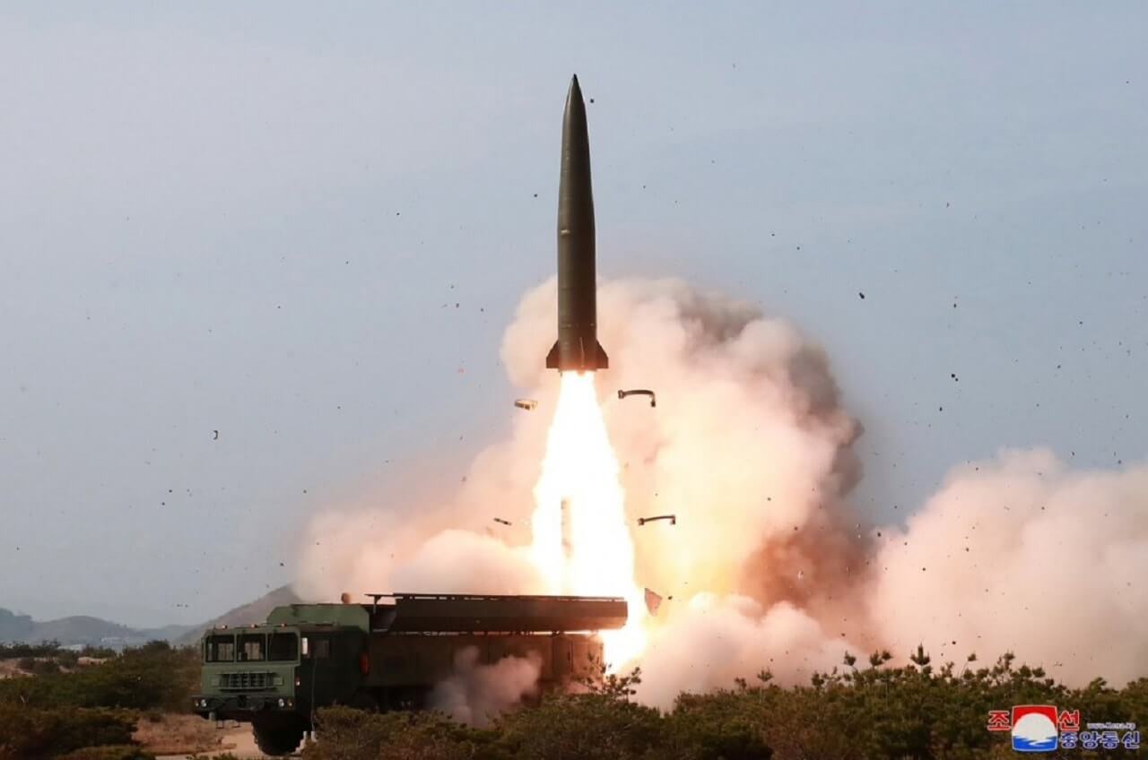Αυτός είναι ο νέος καταστροφικός βαλλιστικός πύραυλος του Κιμ που μοιάζει υπερβολικά… ρωσικός! [pics]