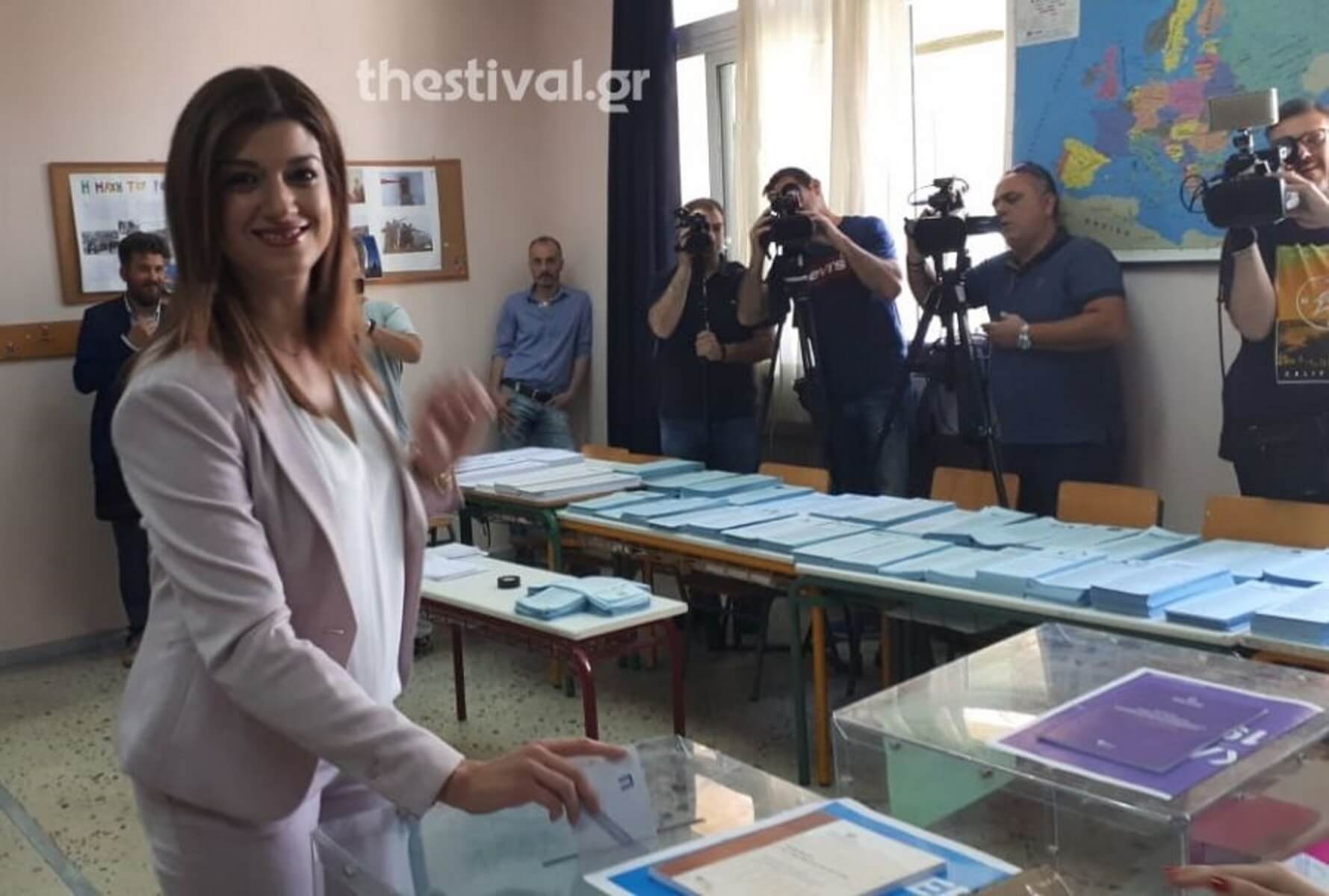 Η Κατερίνα Νοτοπούλου ψήφισε “με το αριστερό” – video