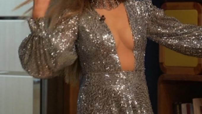 Το αβυσσαλέο ντεκολτέ της αναστάτωσε το πλατό του Θέμη Γεωργαντά!