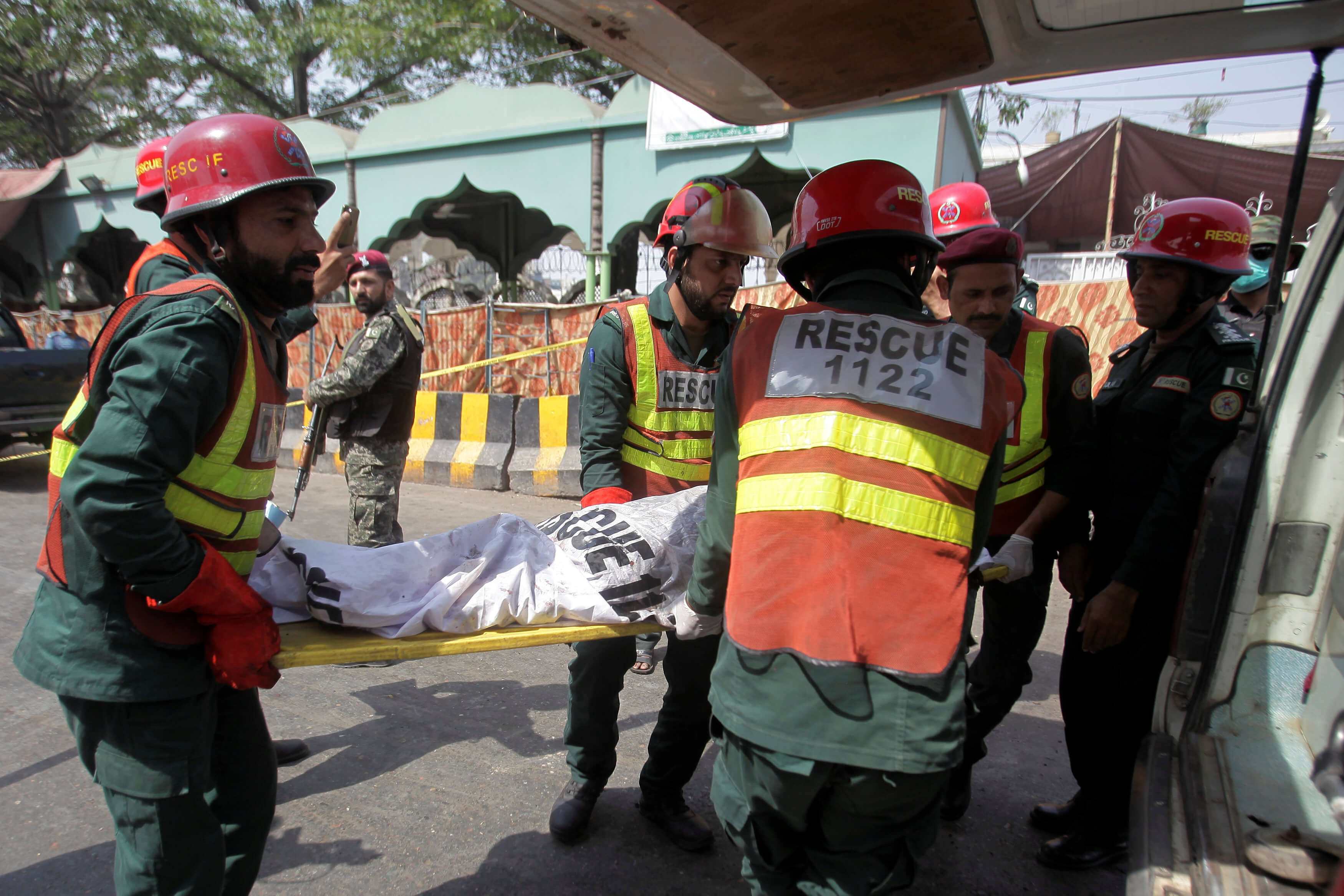 Πακιστάν: Ισχυρή έκρηξη σε ναό με οκτώ νεκρούς και 24 τραυματίες [pics]