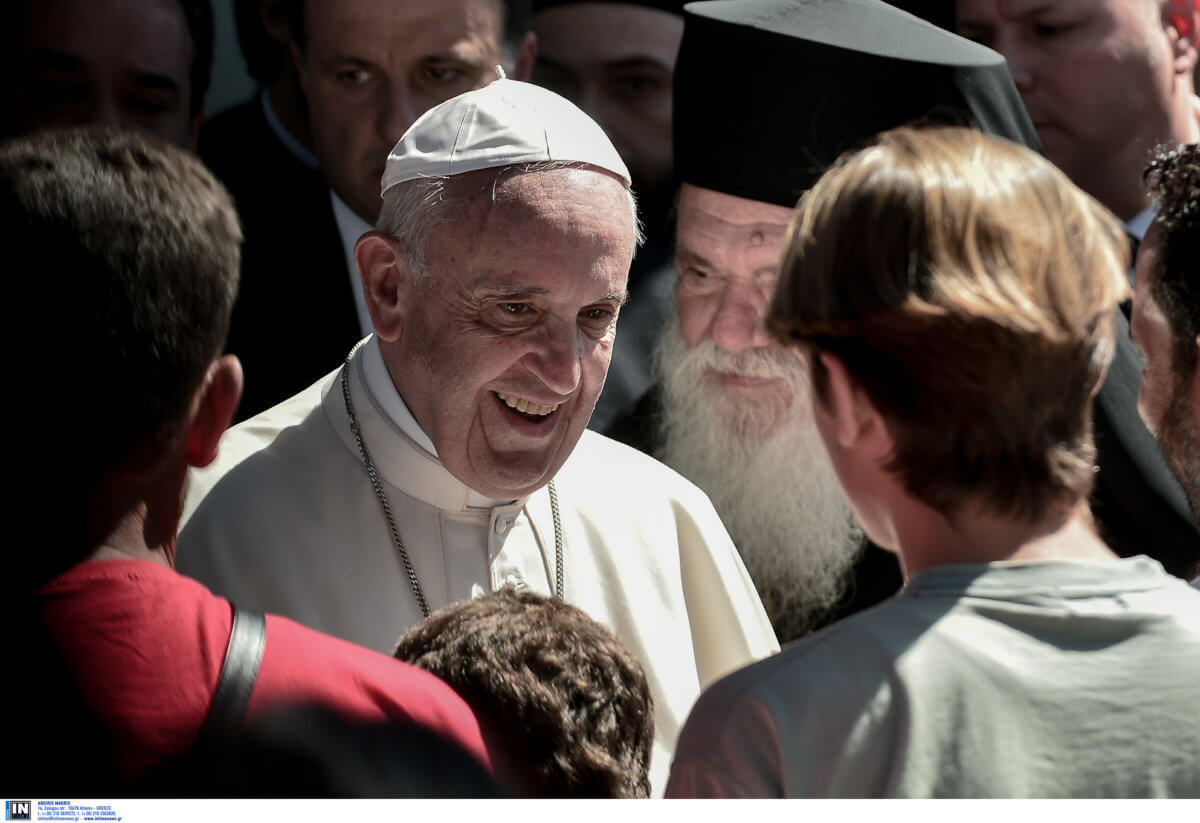 Λέσβος: Επίσκεψη εκπροσώπων του Πάπα Φραγκίσκου – “Δεν ξεχνάει ποτέ το προσφυγικό πρόβλημα”!