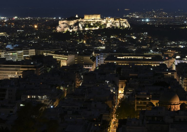 Le Figaro: Συγκλονιστικό αφιέρωμα στην «Αιώνια Αθήνα»!