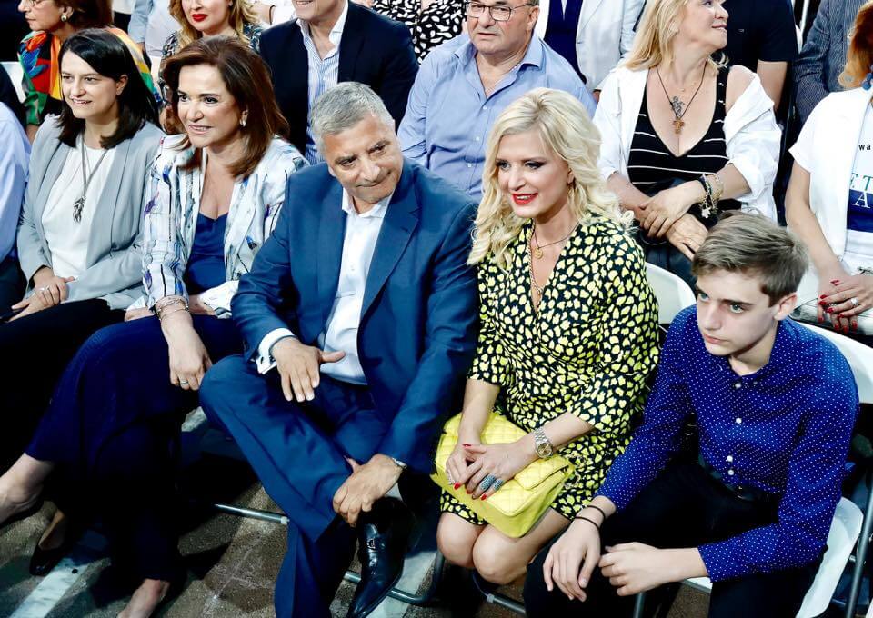 Μαρίνα με τα… κίτρινα! Εντυπωσιακή εμφάνιση της Πατούλη στο πλευρό του συζύγου της στην προεκλογική του ομιλία!