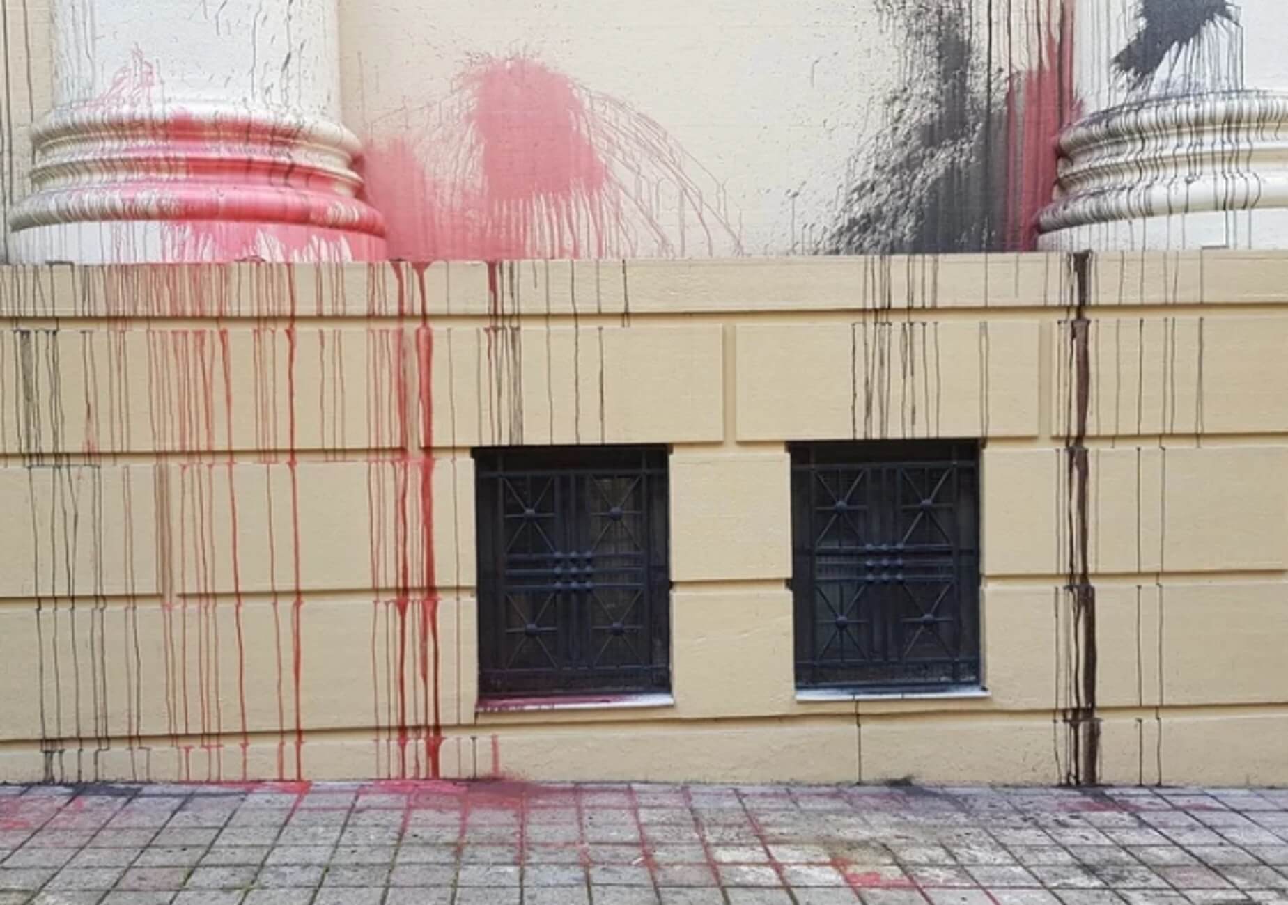 Πάτρα: Καταδρομική επίθεση στο δικαστικό μέγαρο – Έριξαν μαύρες και κόκκινες μπογιές [pics, video]