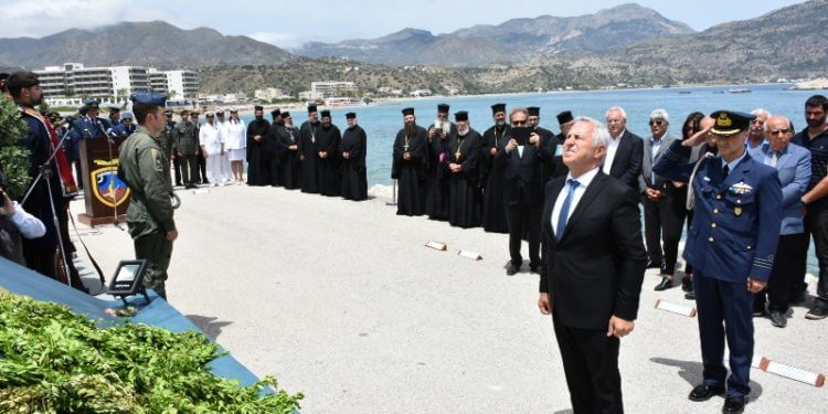 Ράγισαν καρδιές στην τελετή μνήμης για τον Ηλιάκη στην Κάρπαθο [pics]