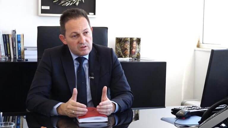 Στέλιος Πέτσας στο newsit.gr: Χυδαία απόπειρα εξαγοράς ψήφων η «13η σύνταξη»