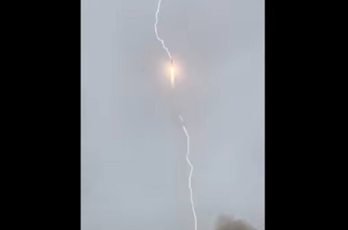 Εντυπωσιακό! Κεραυνός χτύπησε πύραυλο Soyuz κατά την εκτόξευση του