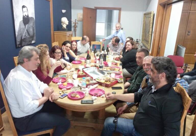 Πολάκης: Με… ποικιλίες και Άρη Βελουχιώτη τα γενέθλιά του στο υπουργείο!