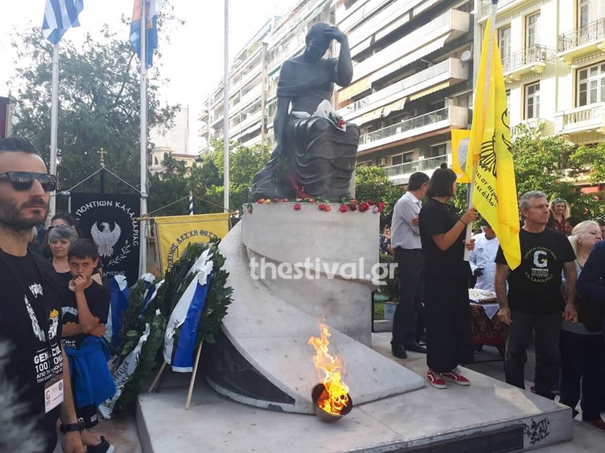 Γενοκτονία Ποντίων: Έφτασε η “φλόγα του Πόντου” – Συγκίνηση στην πλατεία Αγίας Σοφίας [pics, video]