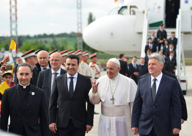 Στη Βόρεια Μακεδονία ο Πάπας – Θερμή υποδοχή από Ζάεφ και Ιβάνοφ [pics]