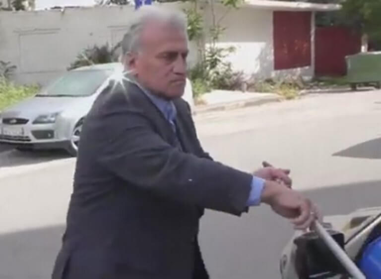 Εκλογές 2019: Ο Παναγιώτης Ψωμιάδης τιμωρεί ασυνείδητο οδηγό που ρίχνει σκουπίδια – Επικό προεκλογικό σποτάκι – video