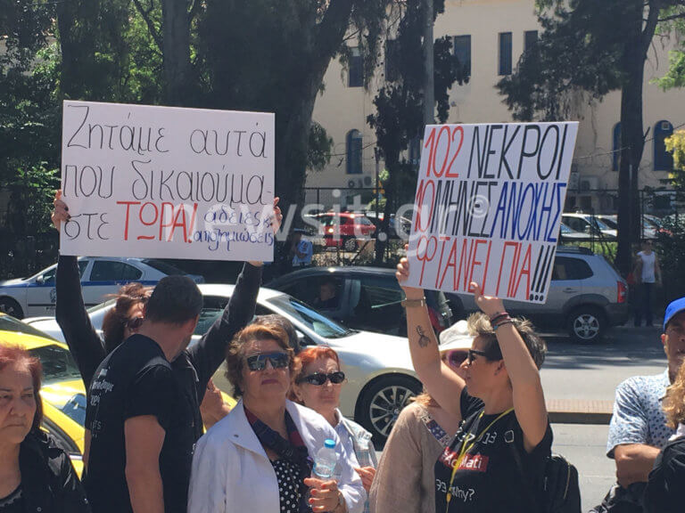 «10 μήνες ζούμε στις κατασκηνώσεις! Μπορούν αυτοί να ζήσουν σε ένα δωμάτιο 3 άτομα;» - Οργή και αγανάκτηση από τους πυρόπληκτους