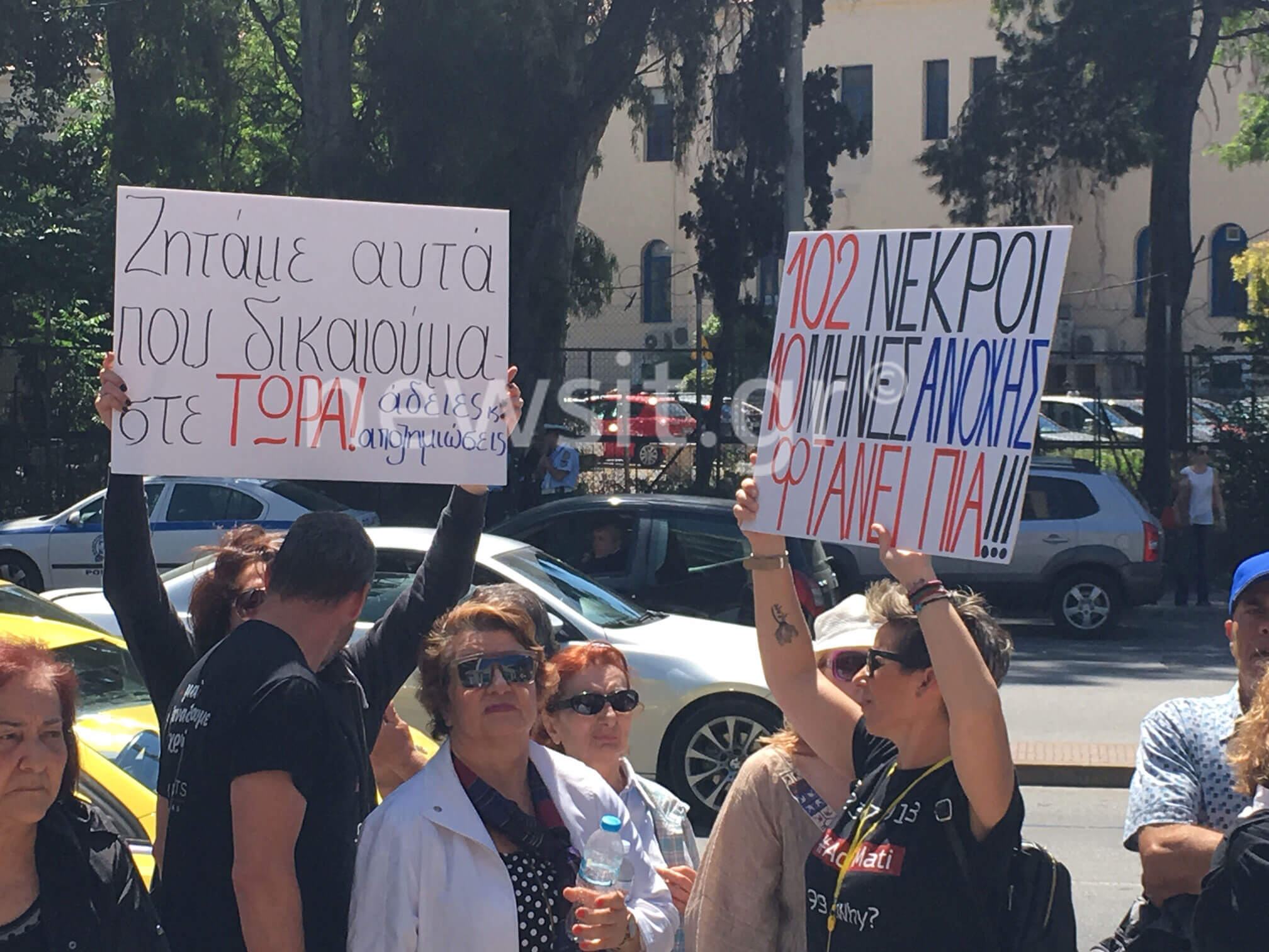 Πυρόπληκτοι από Μάτι και Κινέτα έξω από το υπουργείο Περιβάλλοντος – video, pics