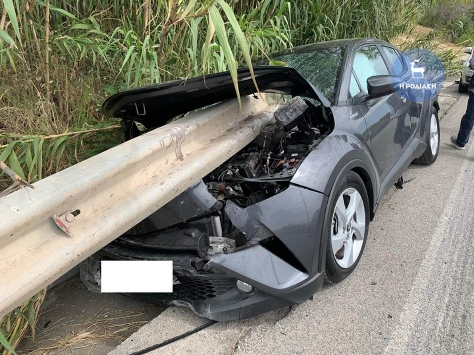 Σοκαριστικό τροχαίο! Η μπάρα του δρόμου διαπέρασε αυτοκίνητο!