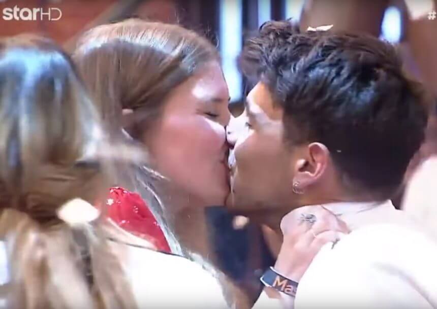 MasterChef: Το παθιασμένο φιλί του Μανώλη με τη σύντροφό του στον τελικό! [video]