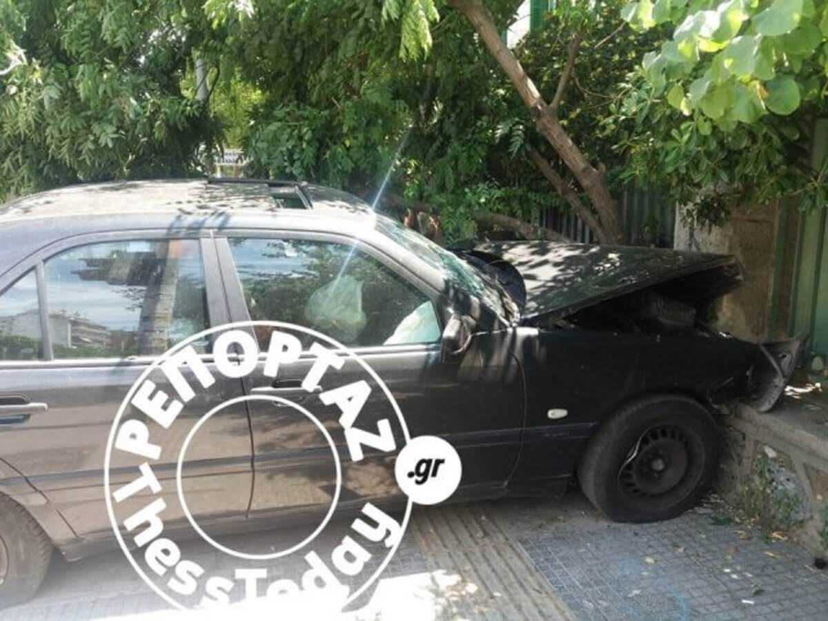 Θεσσαλονίκη: Το αυτοκίνητο “καρφώθηκε” σε τοίχο! [pics]
