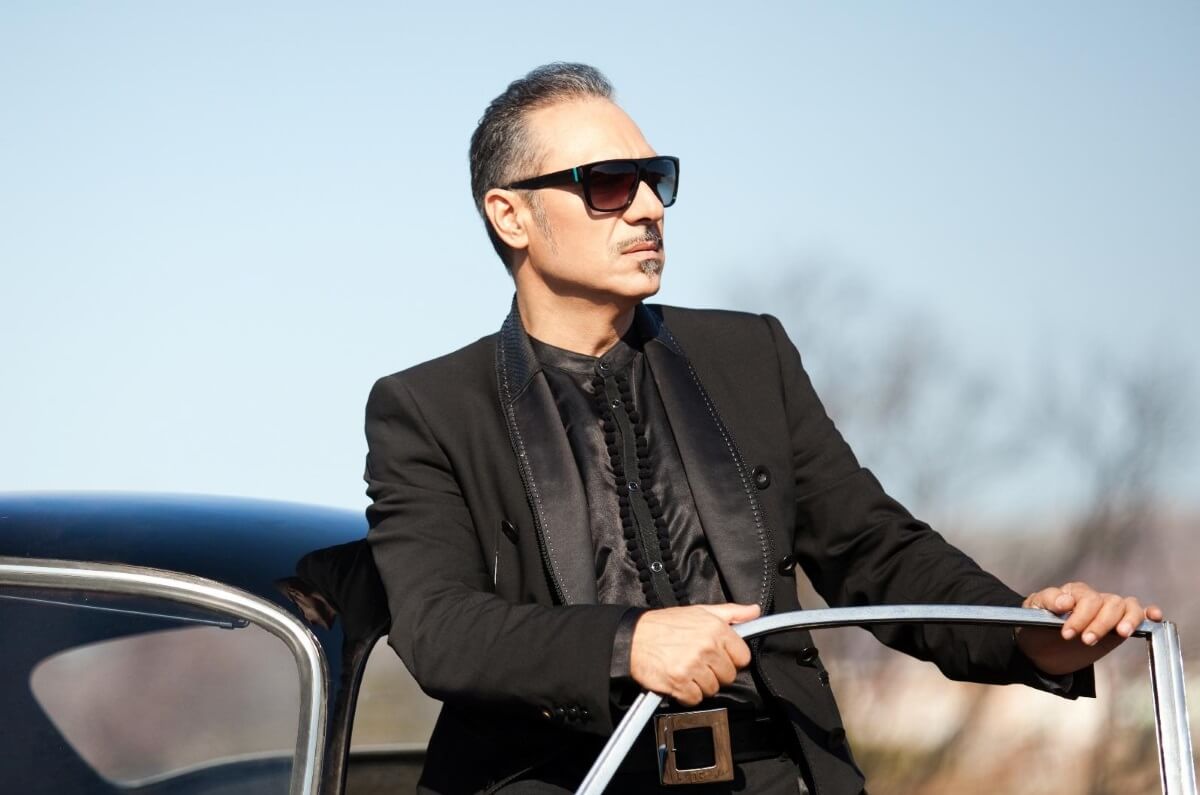 Δεν φαντάζεστε ποια είναι η ιστορία πίσω από “Τα Αγάλματα” του Νότη Σφακιανάκη!