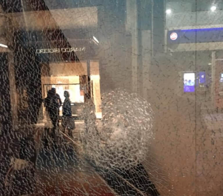 Καταστηματάρχες για τους βανδαλισμούς στην Αθήνα – «Γίναμε πεδίο εκτόνωσης κουκουλοφόρων»