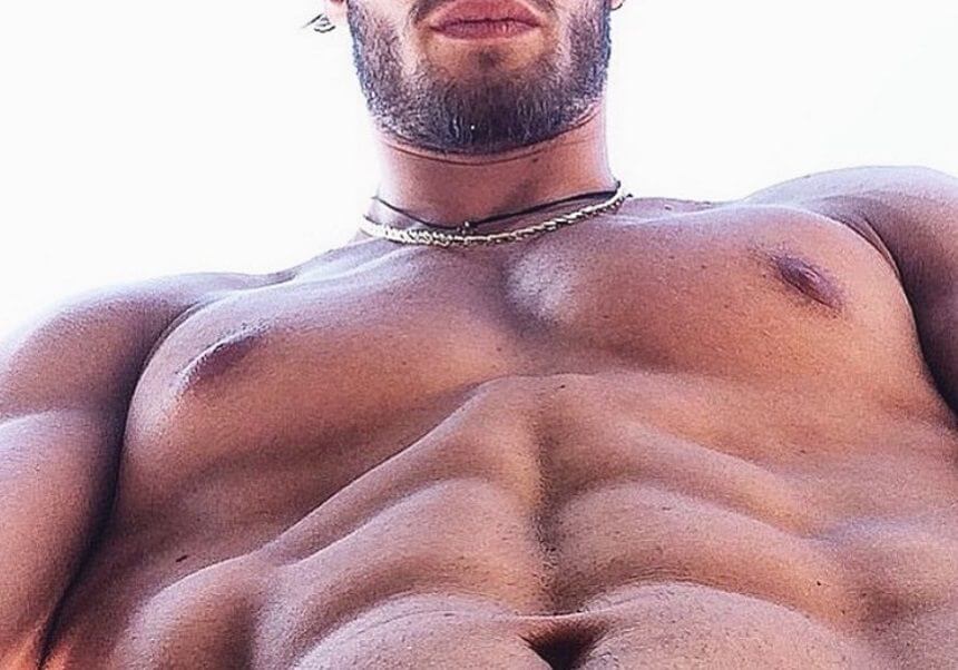 Πασίγνωστος Έλληνας μας δείχνει τους καλογυμνασμένους κοιλιακούς του!