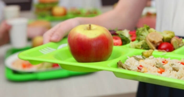 Υπουργείο Εργασίας: Εγκρίθηκε κονδύλι για σχολικά γεύματα