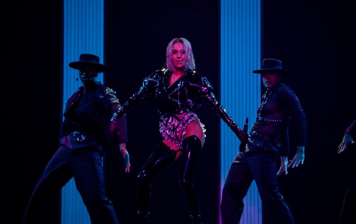 Κατακεραυνώνει την Τάμτα: “Δεν υπάρχει ρούχο, σαν sex shop είναι”!