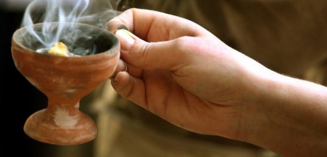 Πότε πρέπει να θυμιατίζουμε – Τι συμβολίζει