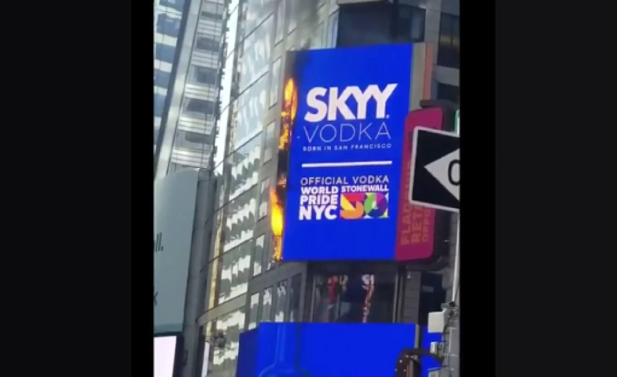 Στις φλόγες μια τεράστια διαφημιστική πινακίδα στην Times Square στη Νέα Υόρκη – video