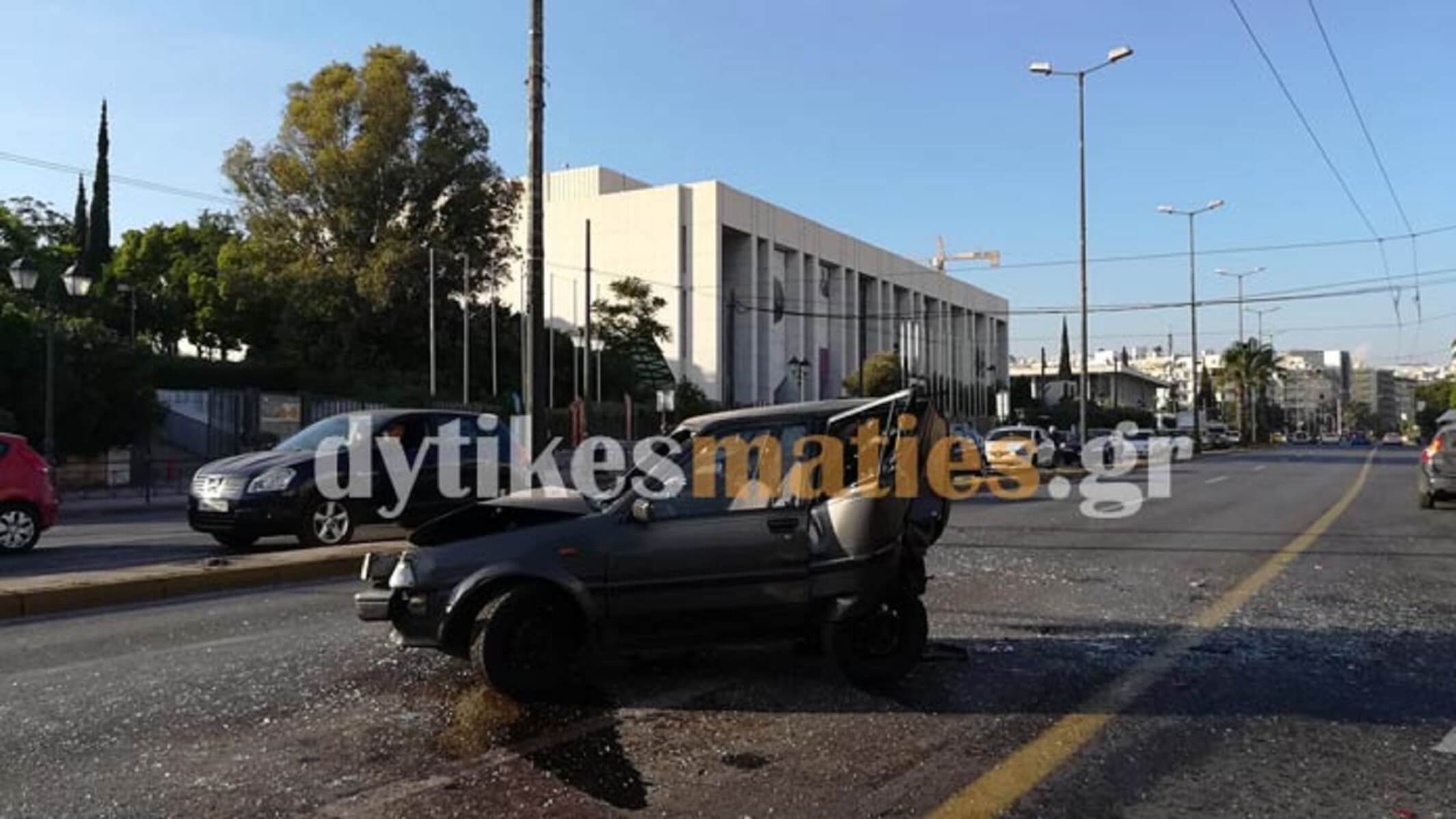 Καραμπόλα στη Βασιλίσσης Σοφίας – Λαμαρίνες έγιναν τρία αυτοκίνητα και μια μηχανή! Τρεις τραυματίες