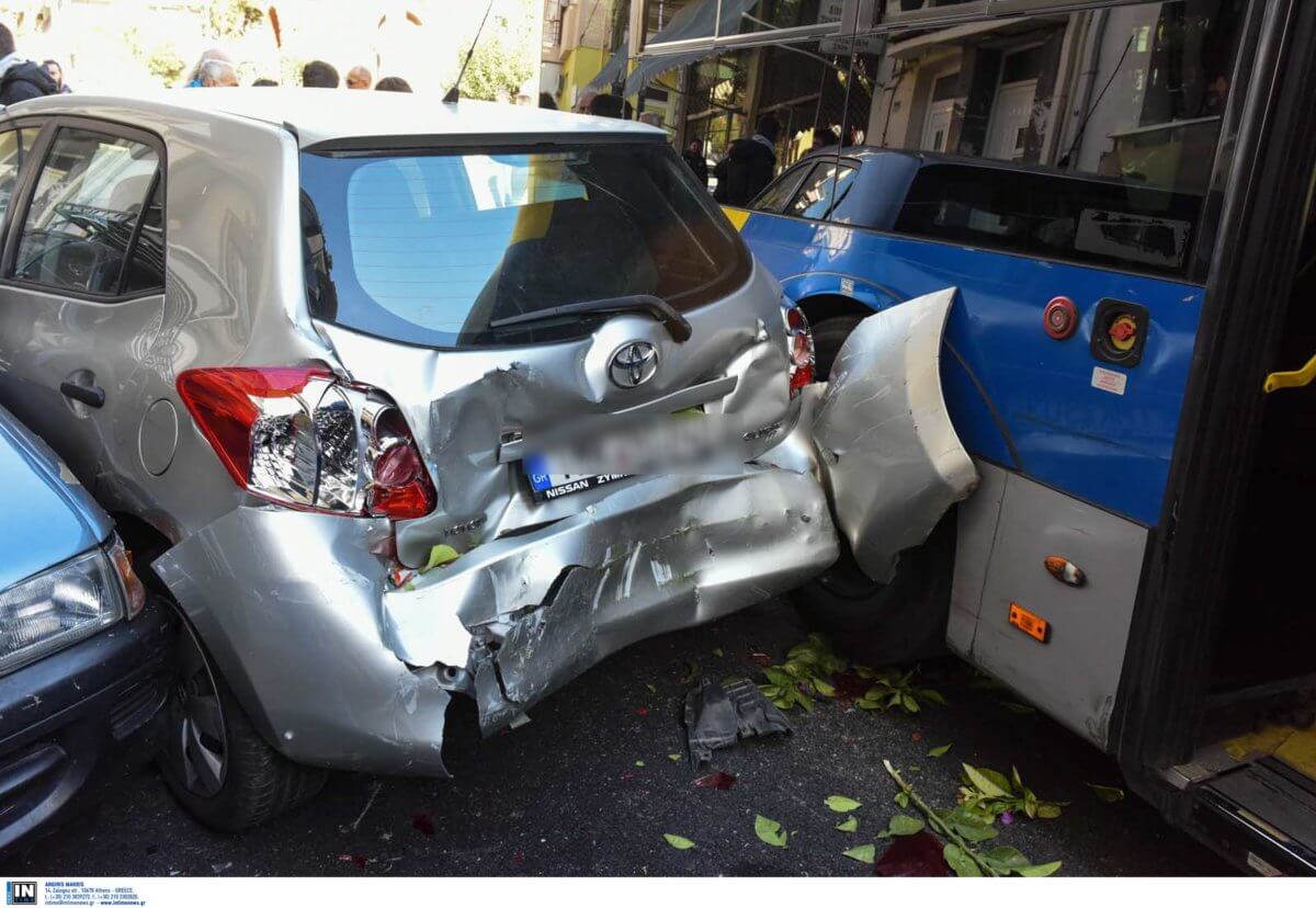 Θεσσαλονίκη: Αυτοκίνητο συγκρούστηκε με λεωφορείο – Τραυματίστηκε μάνα με το 10χρονο παιδί της!