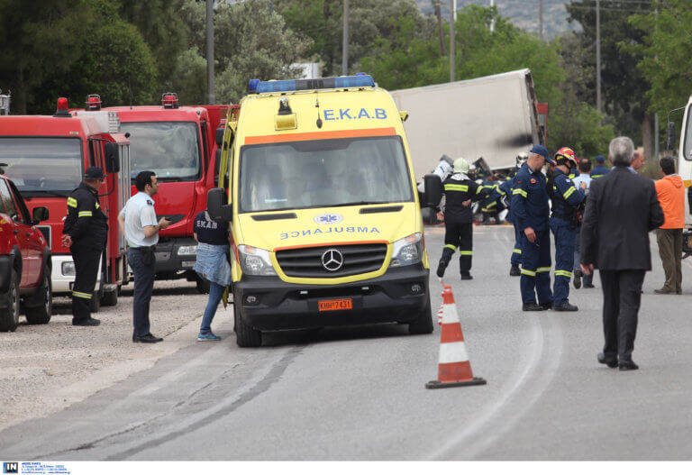 Τροχαίο με βυτιοφόρο στην Κορωπίου – Μαρκοπούλου: Δυο νεκροί, συναγερμός για διαρροή καυσίμων