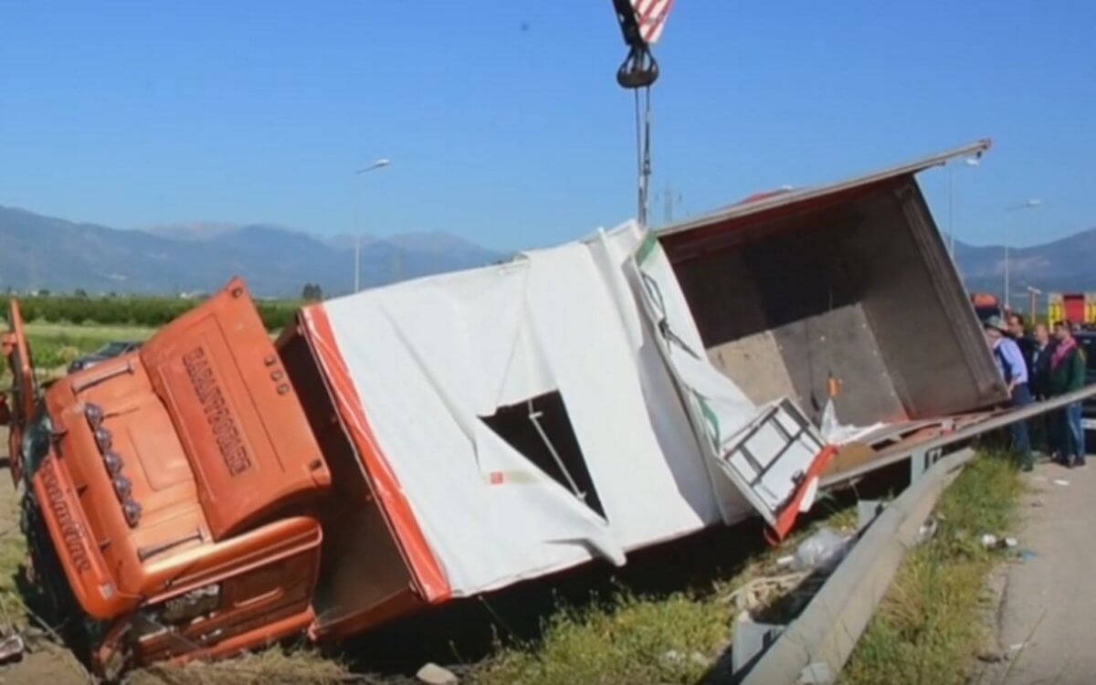 Αργολίδα: Εφιάλτης στο τιμόνι για οδηγό νταλίκας – Έχασε τον έλεγχο και βρέθηκε σε χωράφι – video