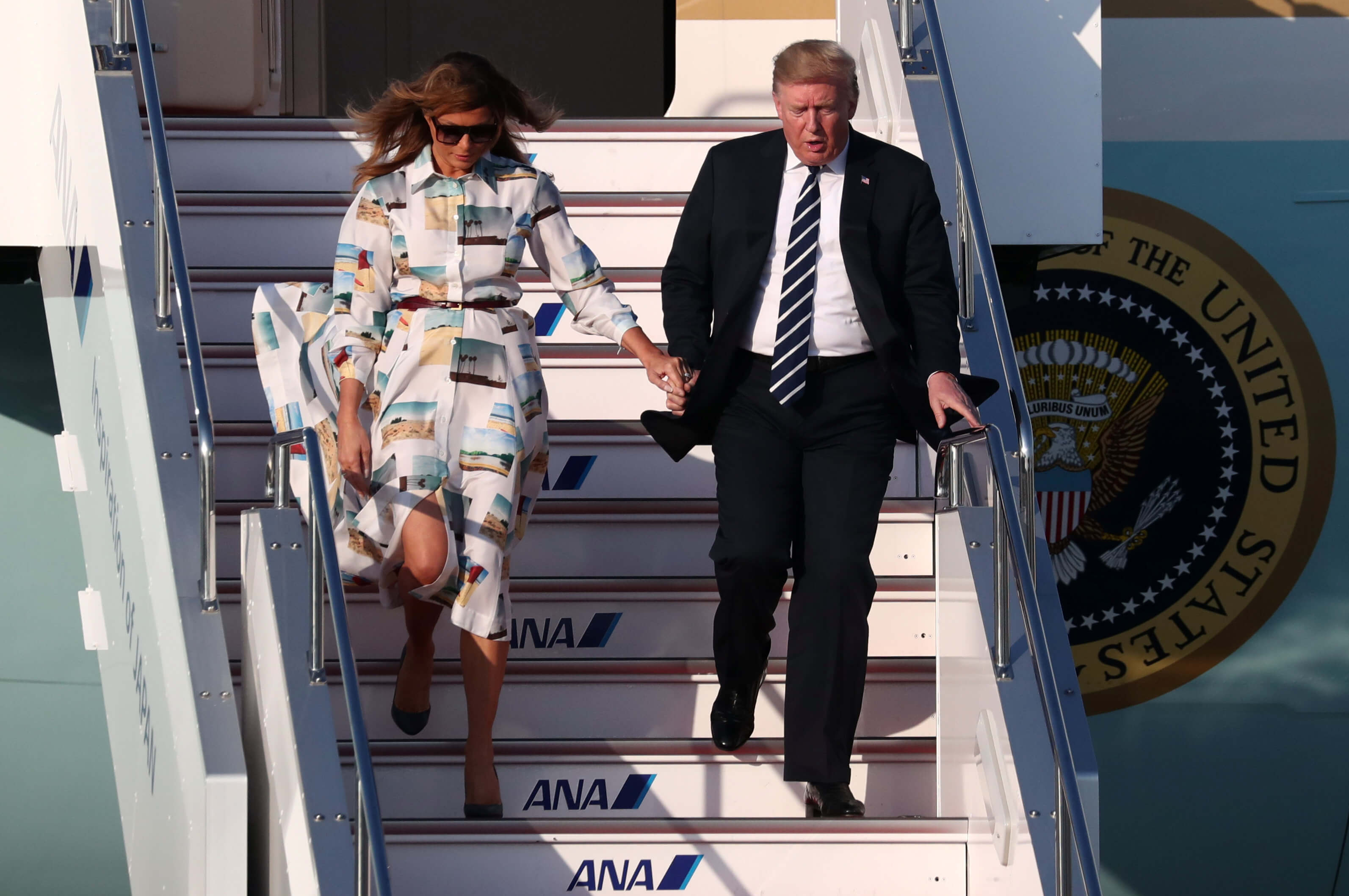 Έφτασε στην Ιαπωνία ο Τραμπ – Με φόρεμα εμπνευσμένο… από τους “Απαράδεκτους” η Μελάνια [pics]