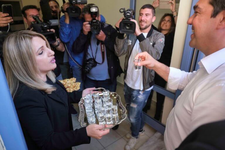 Τσίπρας: Ρακές και… χαμόγελα! Μαγεμένος από τις ομορφιές στο Σπήλι