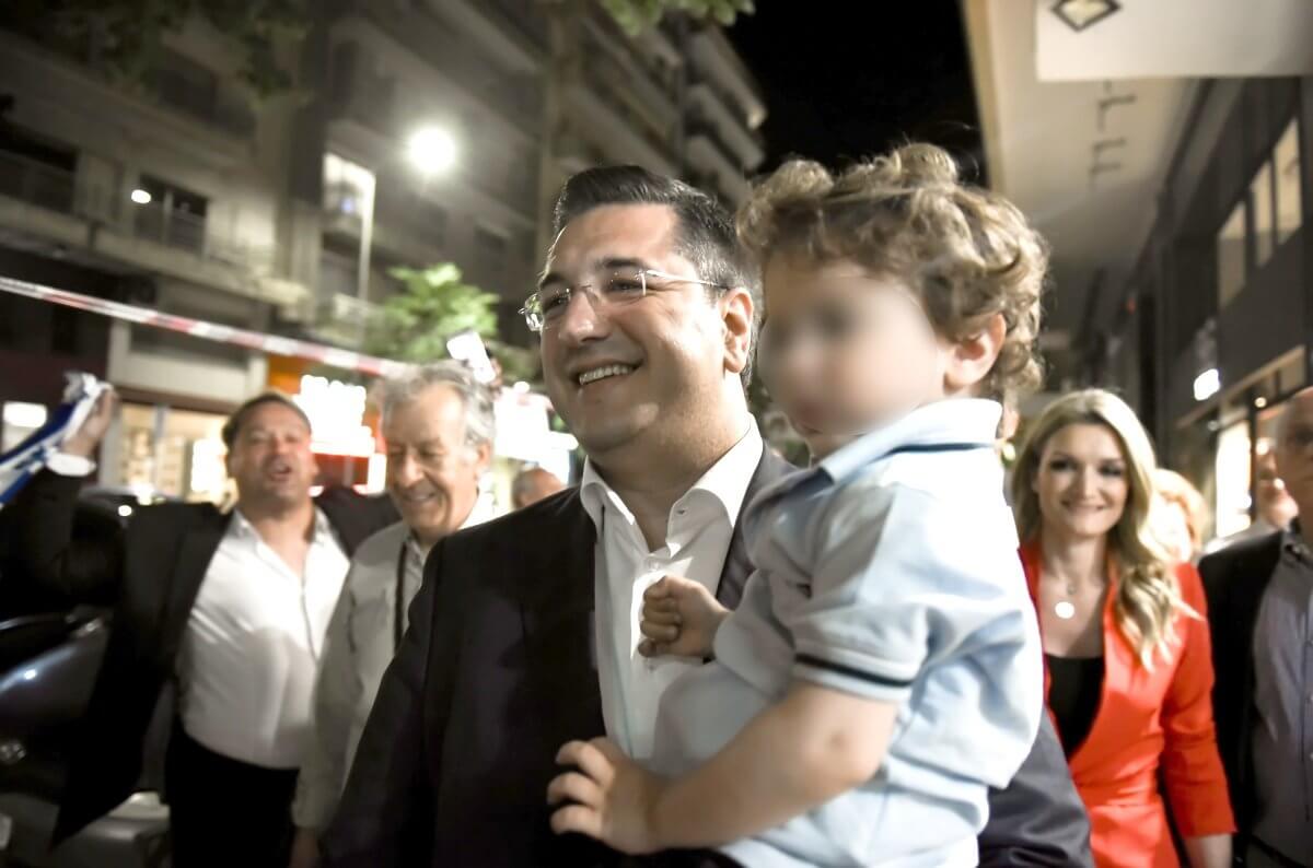 Απόστολος Τζιτζικώστας: Πανηγύρισε την νίκη στις εκλογές αγκαλιά με τον γιο και την κούκλα σύζυγό του! [pics, video]