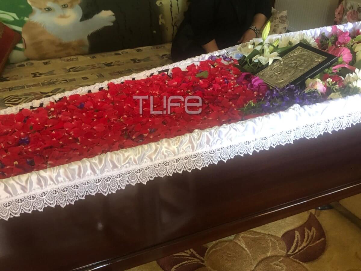 Γεμάτο κόκκινα λουλούδια το φέρετρο της Τζούλιας Μπάρκα στην αγρυπνία πριν την κηδεία