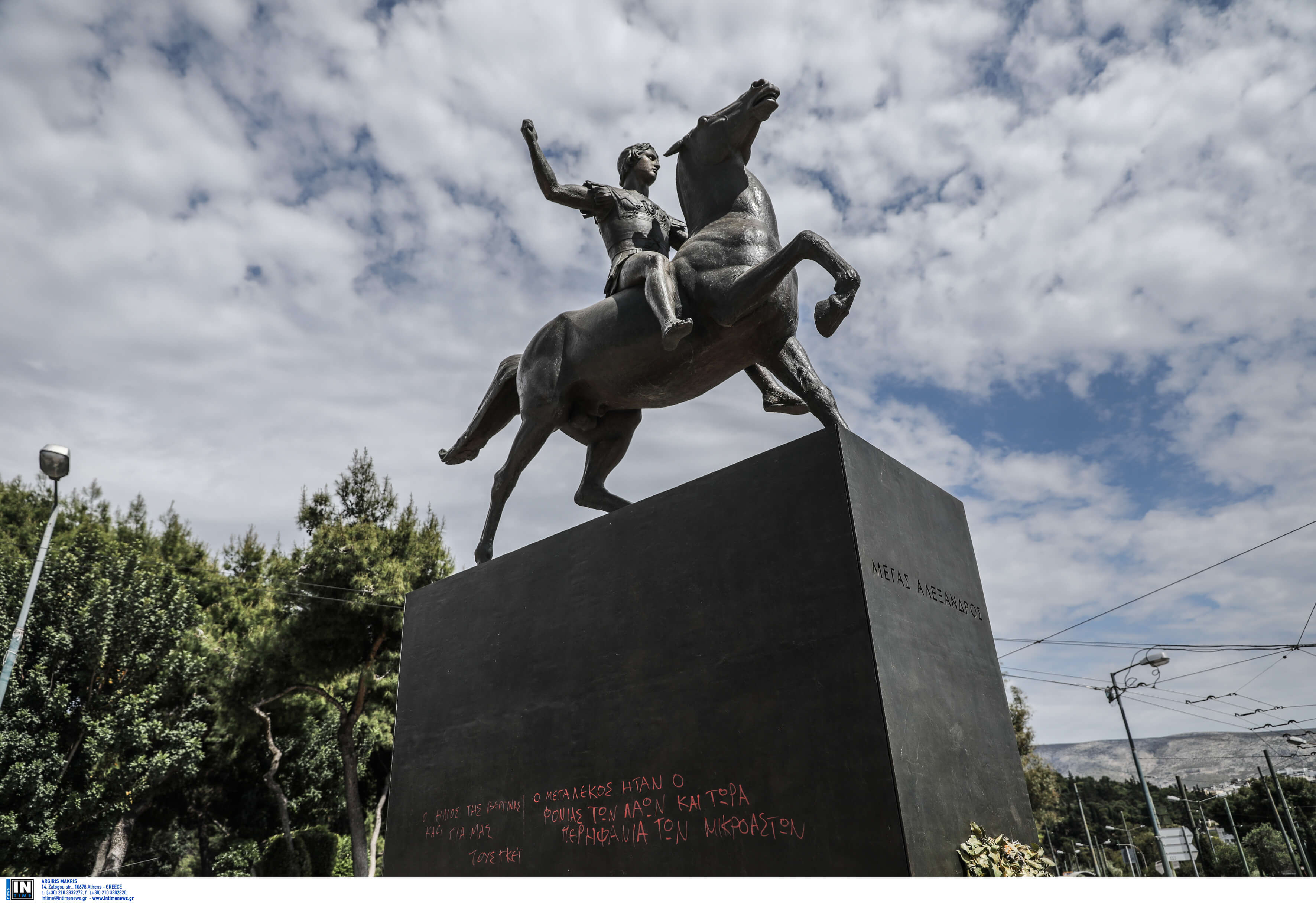 Βανδάλισαν το άγαλμα του Μεγάλου Αλεξάνδρου στην Αθήνα! [pics]