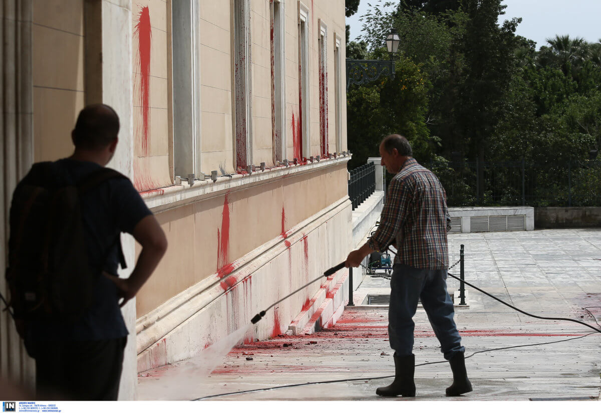 Μέλος του Ρουβίκωνα προαναγγέλλει σύλληψή του για το “ντου” στη Βουλή