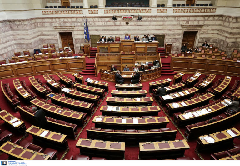 Προς ανανέωση 210 συμβάσεις ορισμένου χρόνου της Βουλής – Αντιδρά η αντιπολίτευση