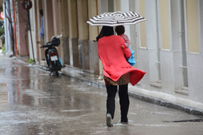 «Μούσκεμα» τα κάνει σήμερα ο καιρός! Τοπικές βροχές σε πολλές περιοχές και πτώση της θερμοκρασίας