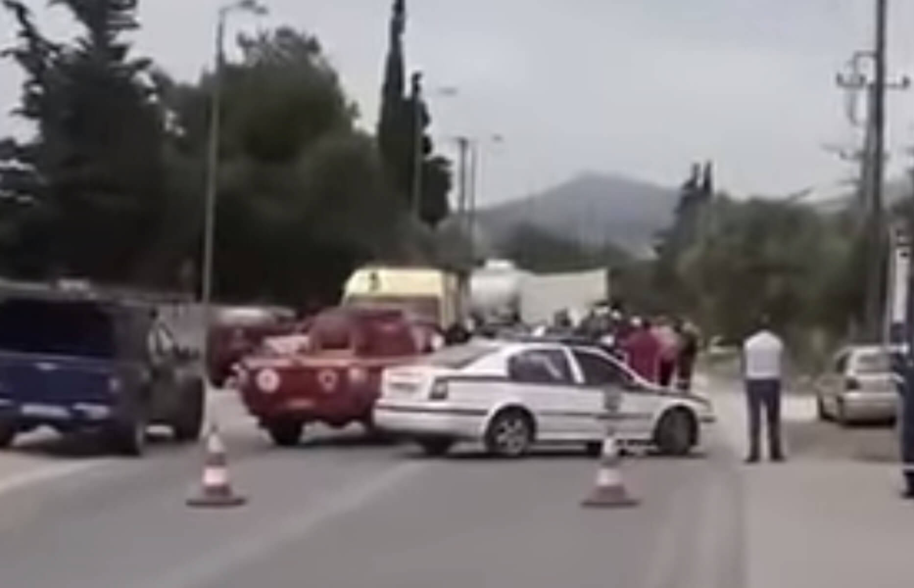 Τροχαίο με βυτιοφόρο στη λεωφόρο Κορωπίου – Μαρκοπούλου! Επιχείρηση απεγκλωβισμού των οδηγών