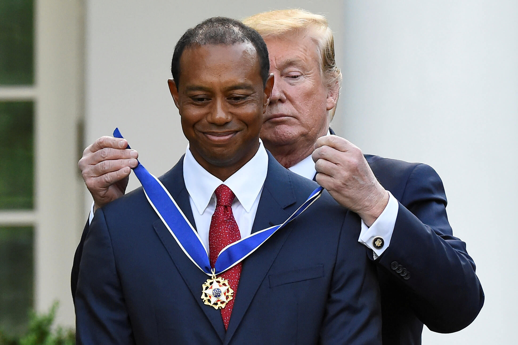 Ο Τραμπ τίμησε τον Τάιγκερ Γουντς με το «Προεδρικό Μετάλλιο της Ελευθερίας» – video, pics