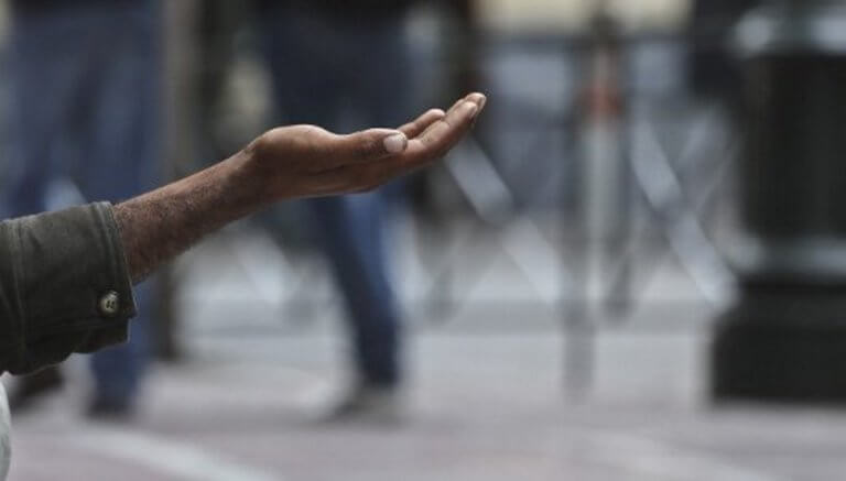 Χειροπέδες σε 20χρονη μητέρα που έβαζε καθημερινά το ανήλικο παιδί της να ζητιανεύει στη Θεσσαλονίκη