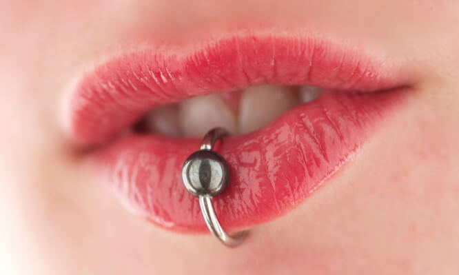 Piercing: Τι να κάνετε αν μολυνθείτε στην τρύπα για σκουλαρίκι