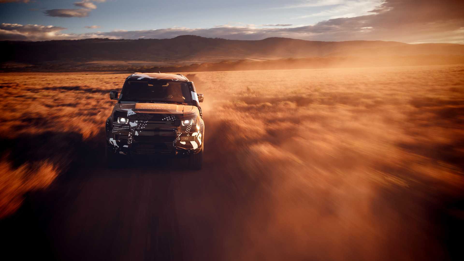 To νέο Land Rover Defender στην Αφρική με τα λιοντάρια! [vid]