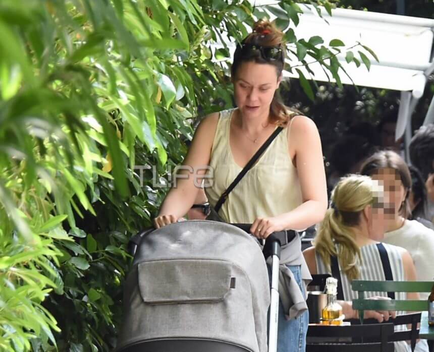 Οι βόλτες της Λένας Παπαληγούρα με τον γιο της στο κέντρο της Αθήνας [pics]