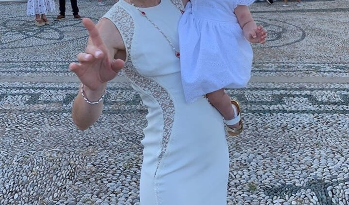 Ελληνίδα τραγουδίστρια βάφτισε την κόρη της και δεν το πήρε χαμπάρι κανείς!