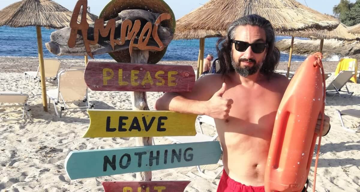 Αναστάσης Κολοβός στο πιο ξεκαρδιστικό βίντεο! Κάνει το ναυαγοσώστη στην Ικαρία αλλά…