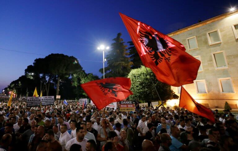 Αλβανία: Πυρπολημένα εκλογικά κέντρα και αιματηρές ταραχές λίγες ώρες πριν ανοίξουν οι κάλπες!