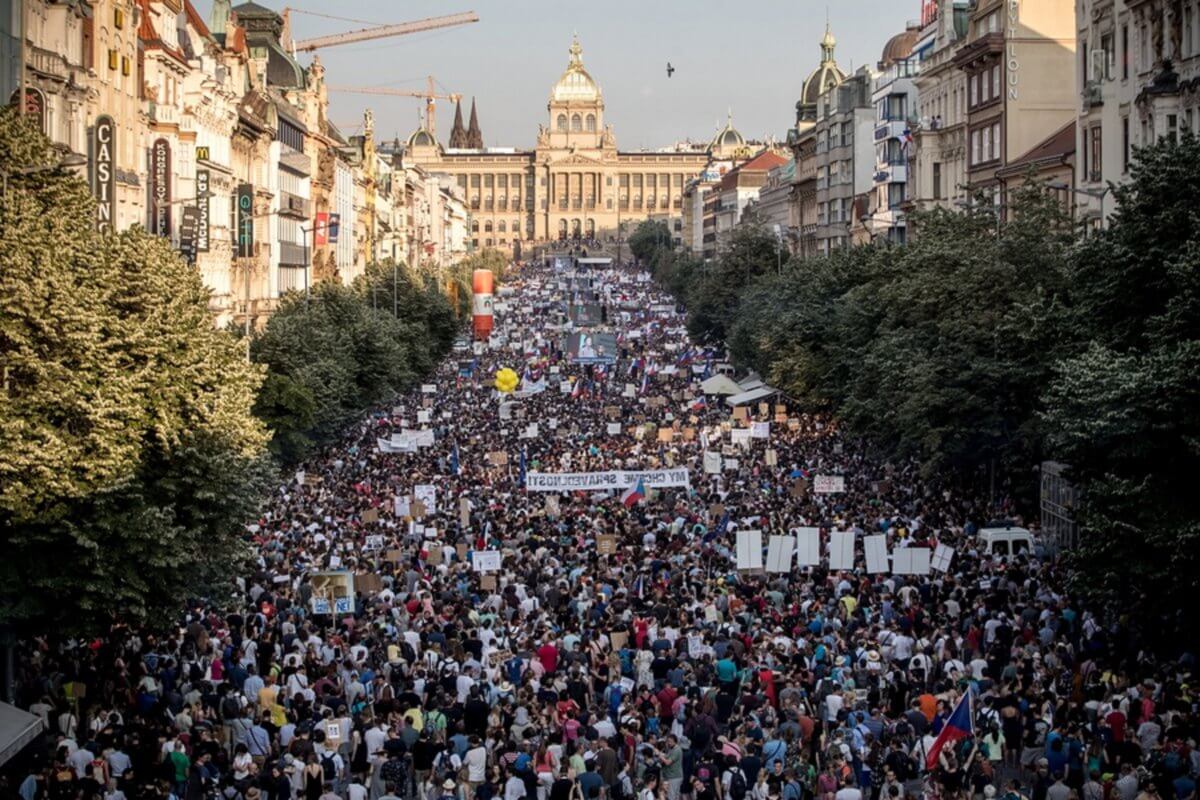 Τσεχία: Χιλιάδες διαδηλωτές ζήτησαν την παραίτηση του πρωθυπουργού Αντρέι Μπάμπις