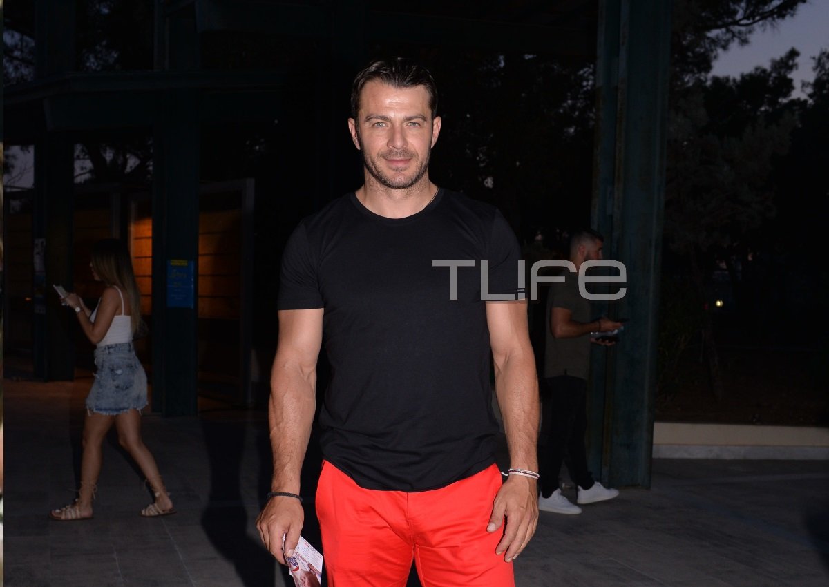 Ο Ντάνος “ξαναχτυπά”! Με κόκκινο παντελόνι στην παράσταση του Μουτσινά!